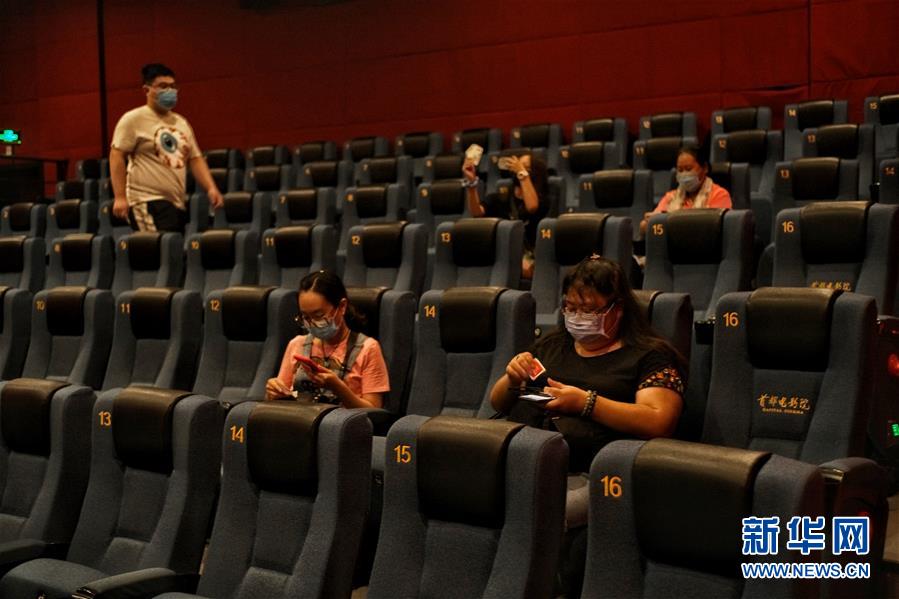 7月24日，在首都电影院（西单店），观众进入影厅等待观影。 当日，在做好新冠肺炎疫情防控的前提下，北京市部分电影院有序恢复开放。 新华社记者 彭子洋 摄