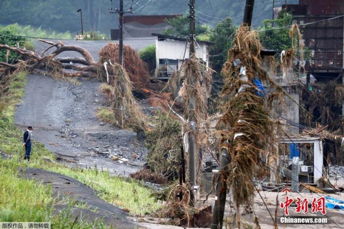 当地时间7月9日,日本西南部熊本县熊本市,暴雨造成的洪水席卷熊本县,一采石场被摧毁。 点击进入下一页