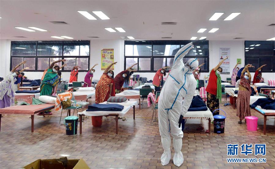 7月24日，医务人员和患者在印度首都新德里的一所新冠治疗中心做瑜伽。 印度卫生部25日发布的数据显示，印度累计新冠确诊病例达1336861例。 新华社发（帕塔·萨卡尔摄）