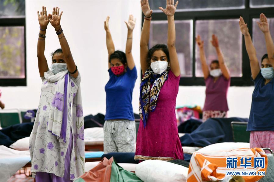 7月24日，患者在印度首都新德里的一所新冠治疗中心做瑜伽。 印度卫生部25日发布的数据显示，印度累计新冠确诊病例达1336861例。 新华社发（帕塔·萨卡尔摄）