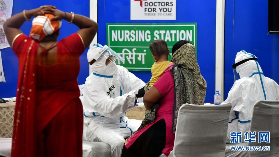 7月24日，患者在印度首都新德里的一所新冠治疗中心接受检查。 印度卫生部25日发布的数据显示，印度累计新冠确诊病例达1336861例。 新华社发（帕塔·萨卡尔摄）