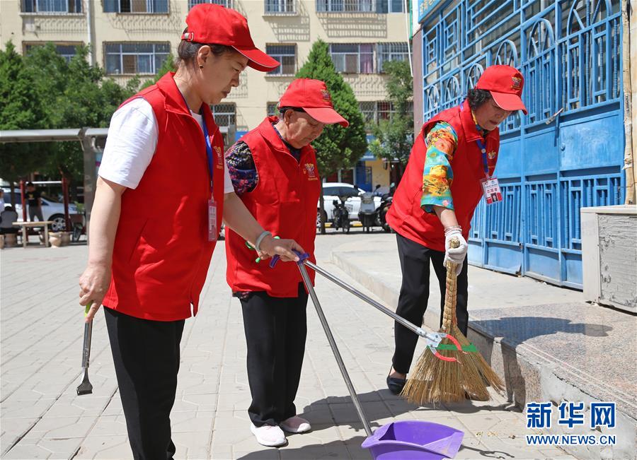 (走向我们的小康生活·图文互动)(1)兰花掬得满庭芳——宁夏吴忠市古稀志愿者王兰花的温情故事