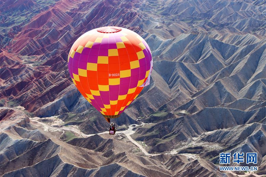 7月26日，热气球在张掖七彩丹霞景区升起。新华社发（成林 摄）
