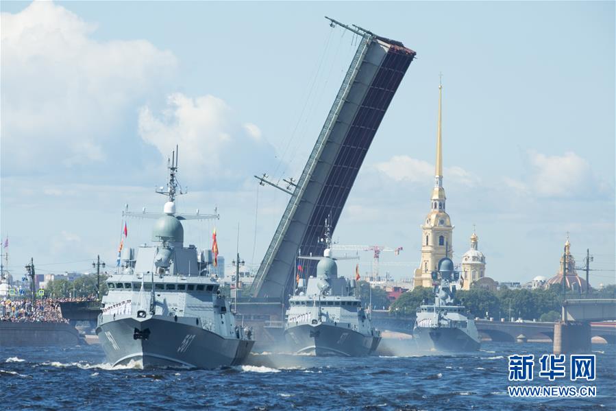 7月26日，在俄罗斯圣彼得堡，舰艇列队参加海军节庆祝活动。 新华社发（莫京娜摄）