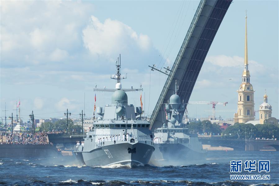 7月26日，在俄罗斯圣彼得堡，舰艇列队参加海军节庆祝活动。 新华社发（莫京娜摄）