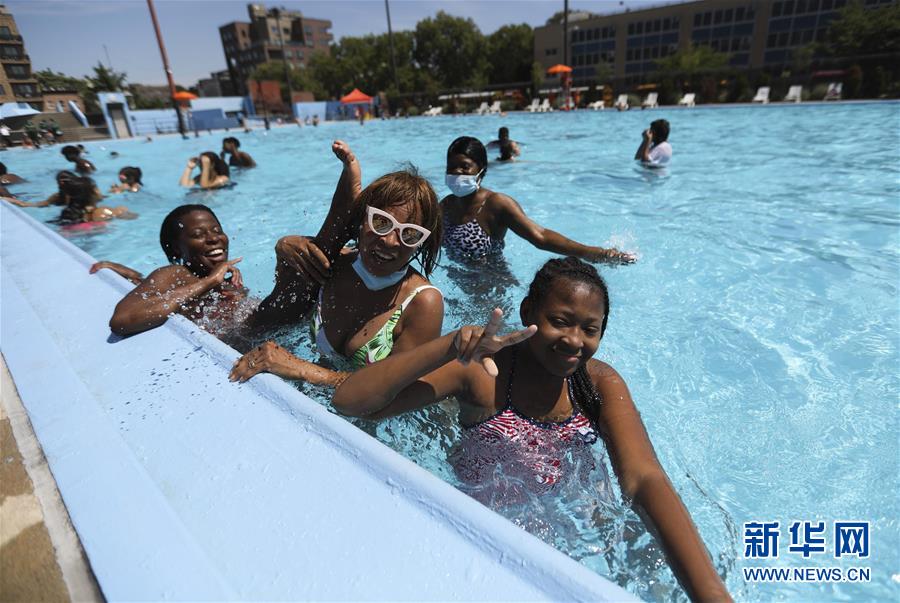 7月27日，人们在美国纽约一处公共泳池戏水。 当天，纽约市最高气温超过36摄氏度，刚刚开放的户外泳池成为人们消暑的好去处。 新华社记者王迎摄