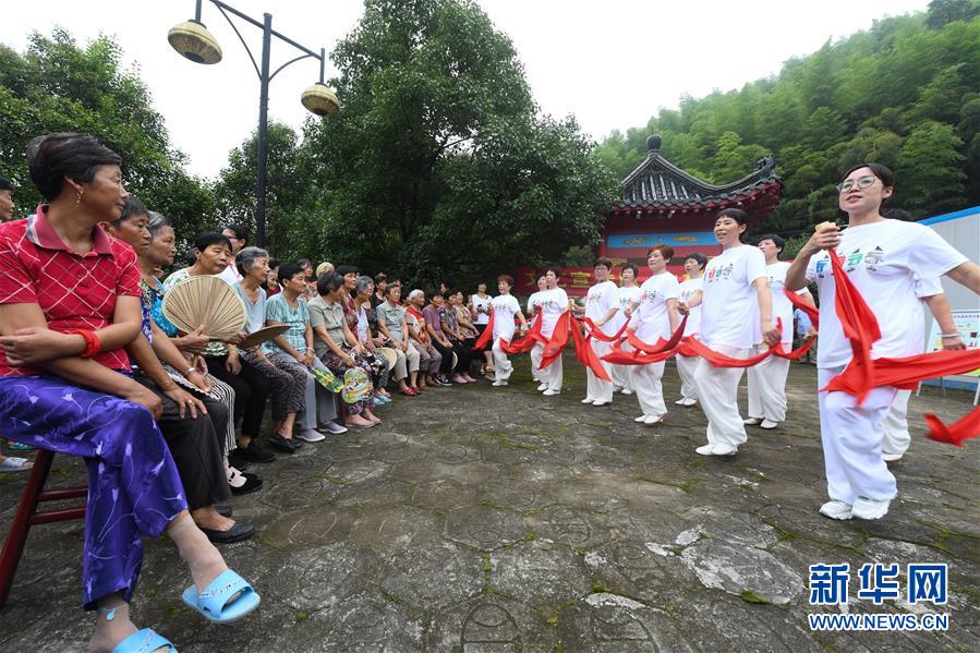 7月28日，在湖州吴兴区埭溪镇盛家坞村，埭溪成校志愿者团队用快板给村民说“垃圾分类”。 近年来，浙江省湖州市在“两山”理念指导下探索适合乡村特点的垃圾分类长效机制，在青山绿水间践行现代文明理念和绿色生活方式，建设生态宜居的美丽乡村。 新华社记者翁忻旸摄