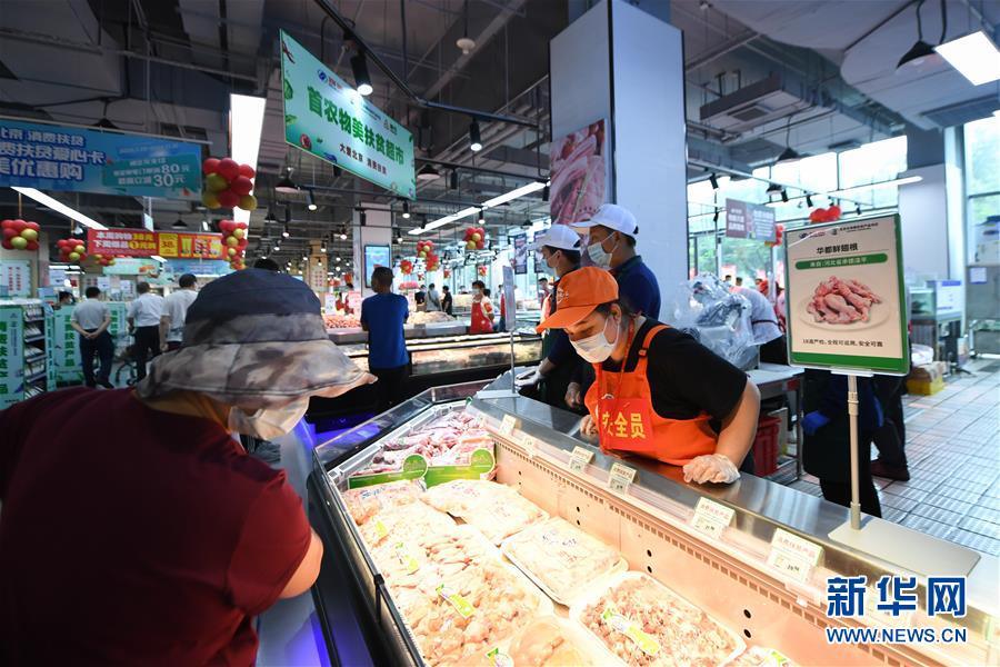 7月28日，顾客在扶贫超市选购。 新华社记者 鞠焕宗 摄