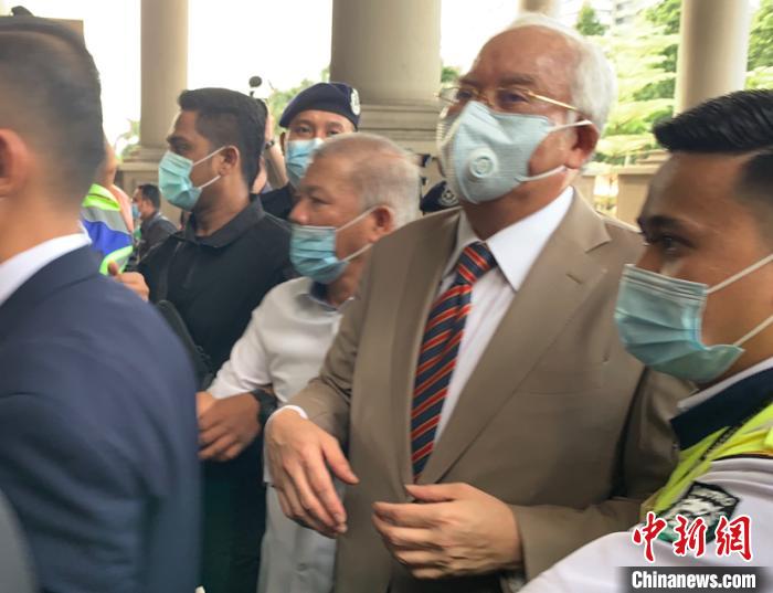 纳吉布步入法院 陈悦 摄 纳吉布步入法院 陈悦 摄