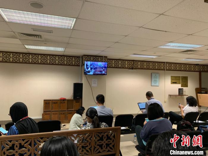 法院提供法庭内直播画面供媒体收看” 陈悦 摄