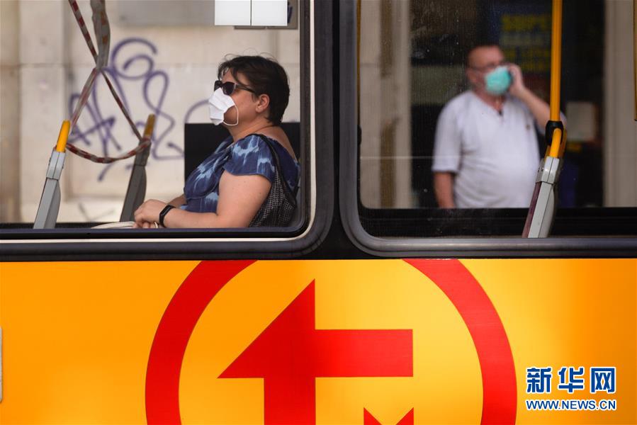 7月27日，一名女子戴着口罩在波兰华沙乘坐电车。新华社发（亚普·阿林摄）