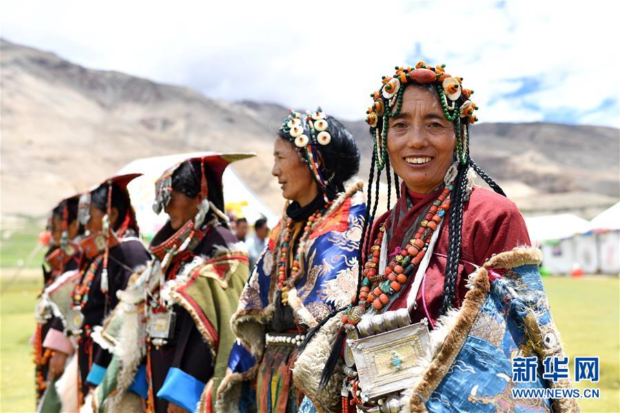 在西藏阿里地区普兰县科迦村，村民在展示普兰服饰（7月28日摄）。 在西藏阿里地区普兰县，至今保留着独特的藏族服饰——普兰服饰。据了解，普兰服饰已有1000多年的历史，其中最精美、最独特的是妇女的“孔雀”服饰，一套重达20多公斤，装饰有黄金、白银、蜜蜡、珊瑚、绿松石等，堪称“穿在身上的千年历史”。 新华社记者 詹彦 摄