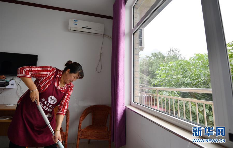 7月29日，在天津市蓟州区下营镇小平安村，村民在一家农家乐内打扫房间。新华社记者 李然 摄