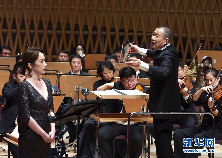 7月29日晚，作曲家谭盾（前右）在2020上海夏季音乐节闭幕音乐会上指挥。 新华社记者 任珑 摄