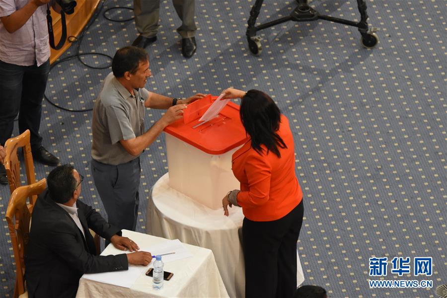 7月30日，突尼斯议会在首都突尼斯市对议长拉希德·加努希的不信任案投票。 突尼斯议会30日举行投票，否决了针对议长拉希德·加努希的不信任案。当天共有133名议员参与不信任案投票，其中97票赞同、16票反对。由于赞同票未达到宪法规定的票数，加努希继续担任议长。 新华社发 （阿代尔摄）