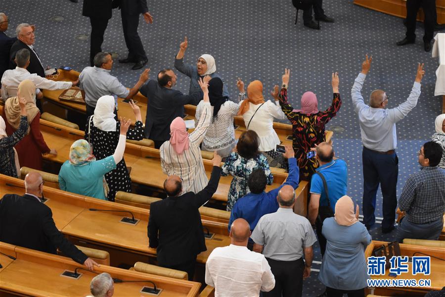 7月30日，突尼斯议长拉希德·加努希的支持者在突尼斯议会庆祝针对加努希的不信任案被否决。 突尼斯议会30日举行投票，否决了针对议长拉希德·加努希的不信任案。当天共有133名议员参与不信任案投票，其中97票赞同、16票反对。由于赞同票未达到宪法规定的票数，加努希继续担任议长。 新华社发 （阿代尔摄）