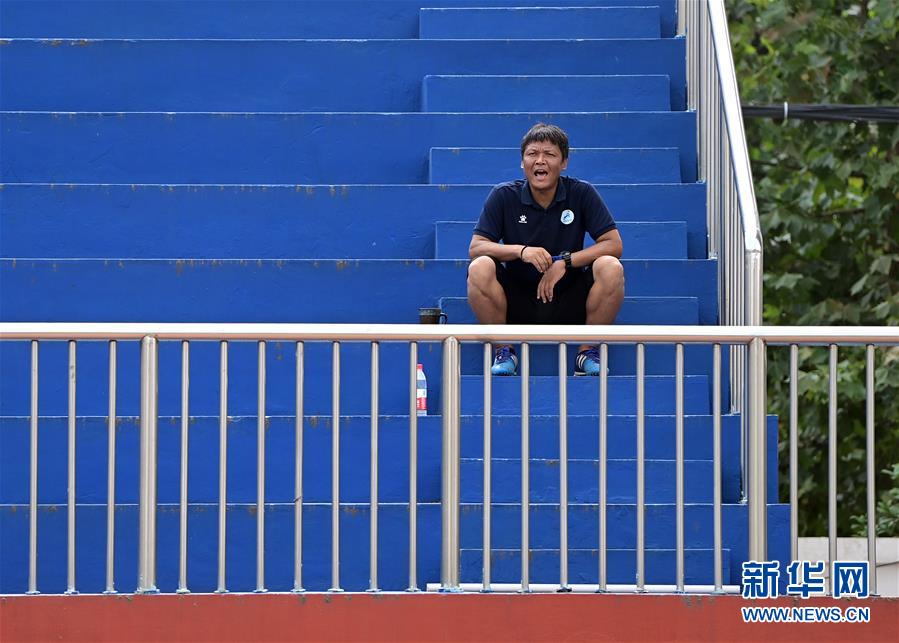 这是河南省实验中学高中足球队主教练窦志刚在看台观看对抗练习（7月21日摄）。 新华社记者李嘉南摄