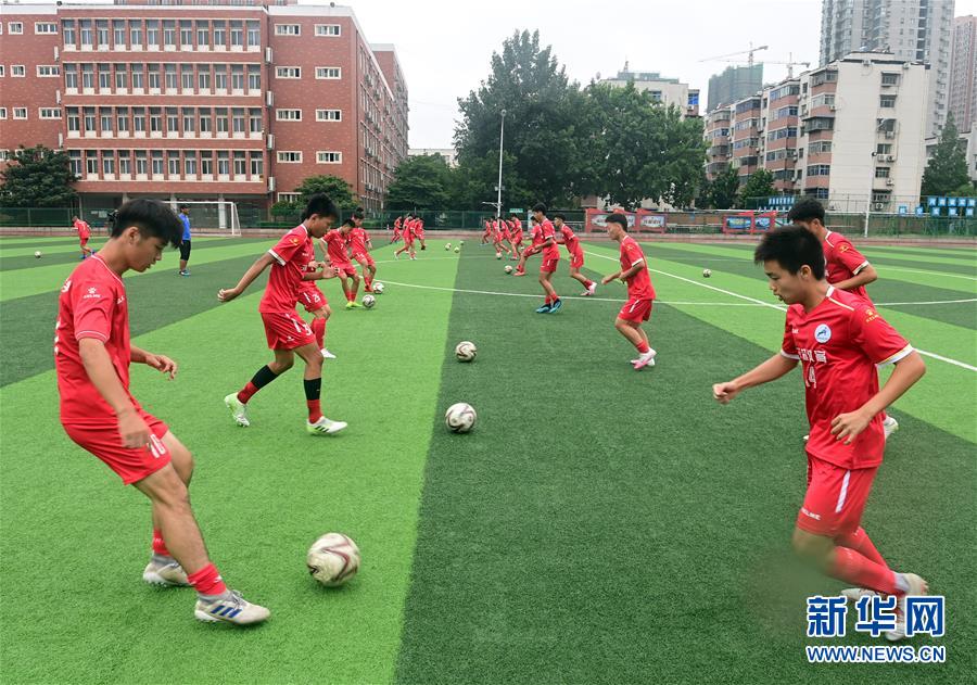 这是河南省实验中学高中足球队队员在进行短传练习（7月22日摄）。 新华社记者李嘉南摄