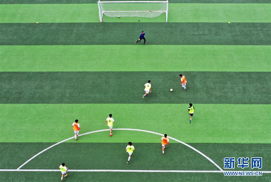 这是河南省实验中学高中足球队队员在进行对抗练习（7月21日无人机拍摄）。 新华社记者李嘉南摄