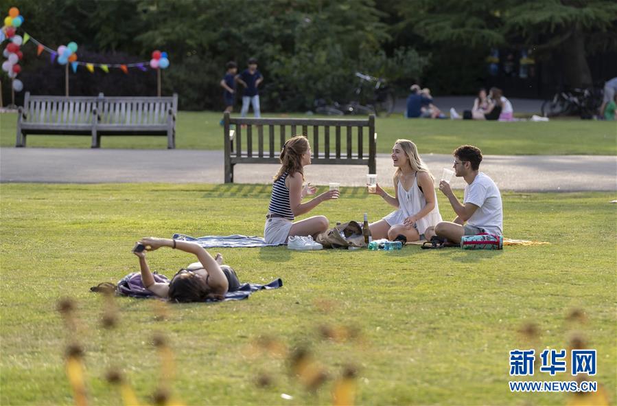 7月31日，人们在英国伦敦摄政公园里休闲。新华社记者 韩岩 摄