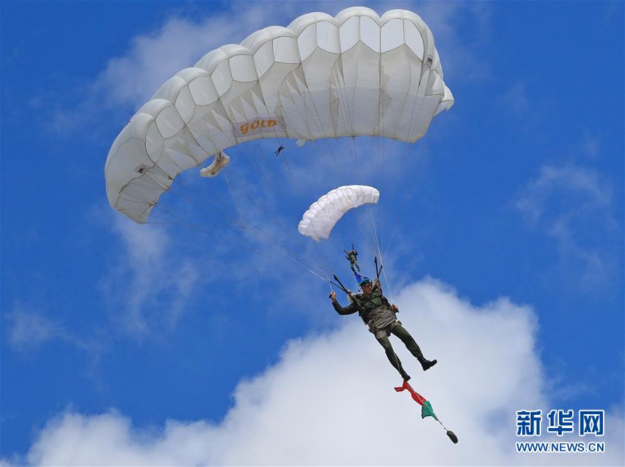 8月1日，军人在白俄罗斯首都明斯克进行空降表演。 新华社发（任科夫摄）