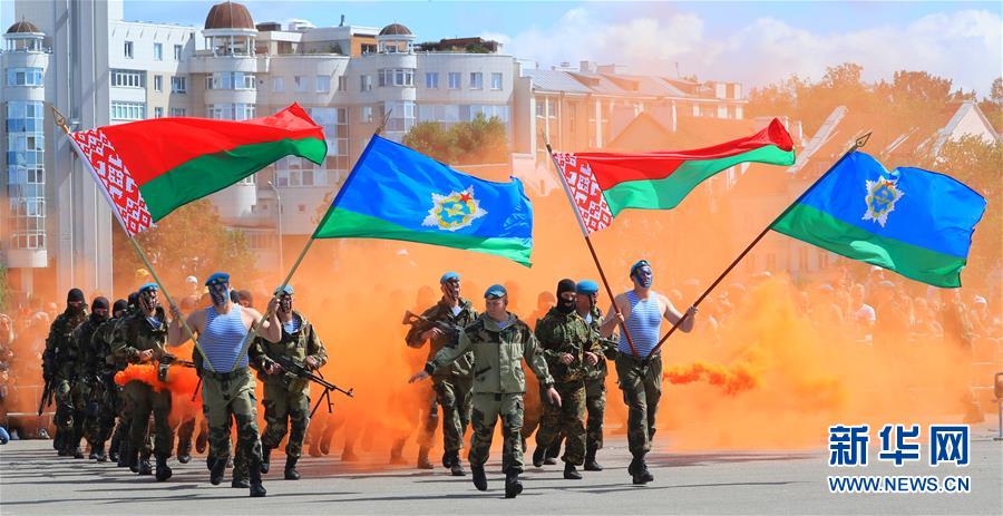 8月1日，特种作战部队军人在白俄罗斯首都明斯克进行表演。 新华社发（任科夫摄）