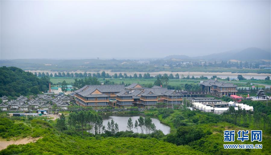 8月1日拍摄的珲春市敬信镇防川村。 吉林省延边朝鲜族自治州珲春市敬信镇防川村位于中、俄、朝三国交界处，被誉为“东方第一村”。近年来，防川村利用民俗风情资源和乡土文化，发展民宿旅游、农家乐等，推动农业和旅游业融合发展，打造特色乡村旅游品牌，吸引了众多游客前来。 新华社发（颜麟蕴 摄）
