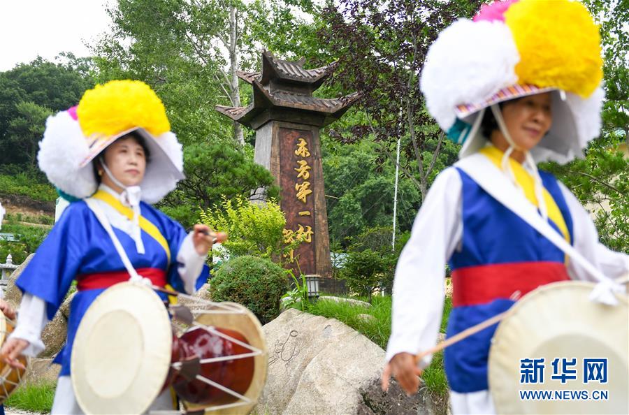 8月1日，珲春市敬信镇防川村的朝鲜族特色歌舞队在村路上表演。 吉林省延边朝鲜族自治州珲春市敬信镇防川村位于中、俄、朝三国交界处，被誉为“东方第一村”。近年来，防川村利用民俗风情资源和乡土文化，发展民宿旅游、农家乐等，推动农业和旅游业融合发展，打造特色乡村旅游品牌，吸引了众多游客前来。 新华社发（颜麟蕴 摄）