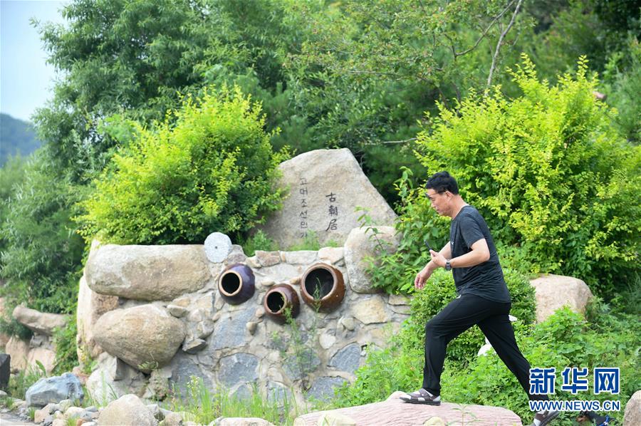 8月1日，游客在珲春市敬信镇防川村游览。 吉林省延边朝鲜族自治州珲春市敬信镇防川村位于中、俄、朝三国交界处，被誉为“东方第一村”。近年来，防川村利用民俗风情资源和乡土文化，发展民宿旅游、农家乐等，推动农业和旅游业融合发展，打造特色乡村旅游品牌，吸引了众多游客前来。 新华社发（颜麟蕴 摄）