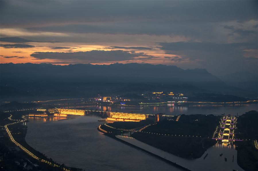  8月1日拍摄的三峡工程夜色。 入夜，三峡工程景观灯开放，整个景区更加壮丽多彩。 新华社记者 杜华举 摄