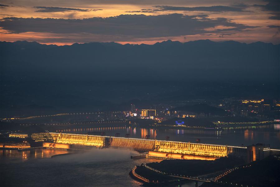  8月1日拍摄的三峡工程夜色。 入夜，三峡工程景观灯开放，整个景区更加壮丽多彩。 新华社记者 杜华举 摄