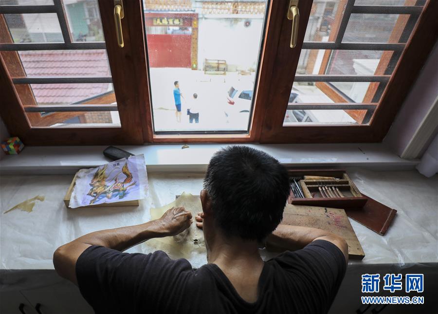 8月1日，皮影艺人蔡善存在家中雕刻制作皮影。 新华社记者 兰红光 摄