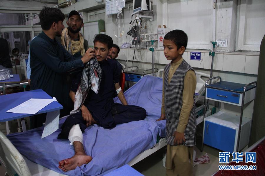 8月2日，在阿富汗东部楠格哈尔省首府贾拉拉巴德市，袭击事件伤者在医院接受治疗。 阿富汗地方政府官员2日说，楠格哈尔省一座监狱外当天发生爆炸和枪击事件，造成2名平民死亡、24人受伤。 新华社发