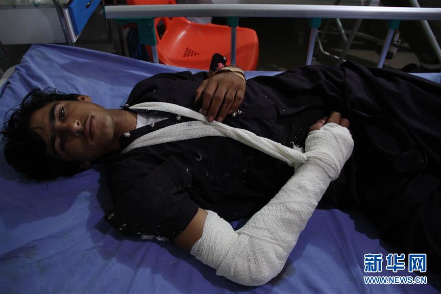 8月2日，在阿富汗东部楠格哈尔省首府贾拉拉巴德市，袭击事件伤者在医院接受治疗。 阿富汗地方政府官员2日说，楠格哈尔省一座监狱外当天发生爆炸和枪击事件，造成2名平民死亡、24人受伤。 新华社发