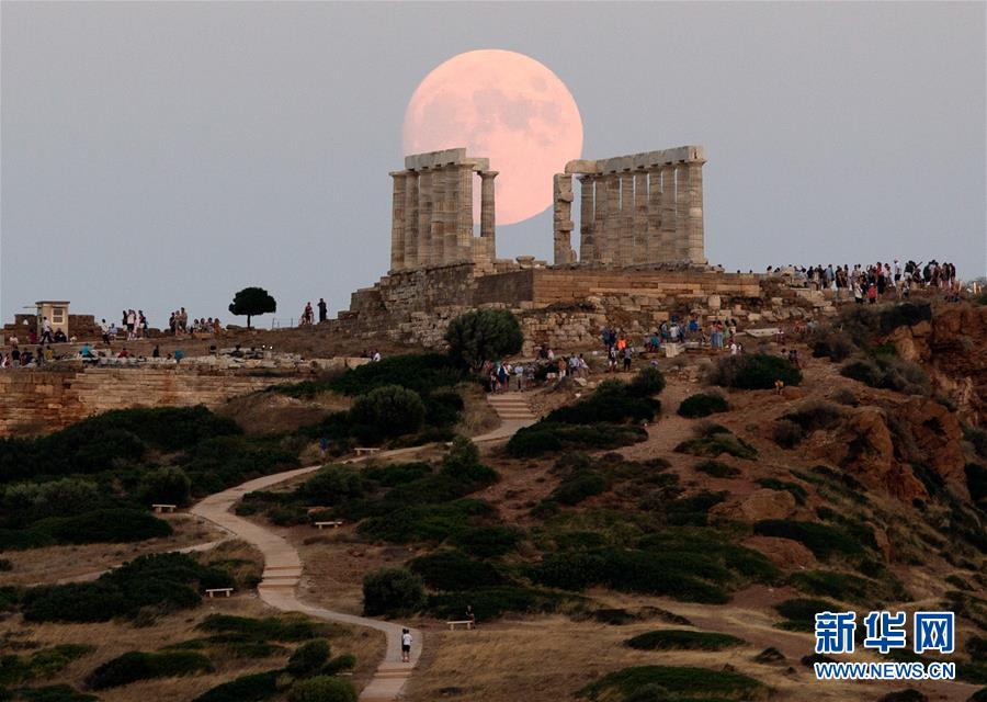 8月2日，月亮从希腊苏尼翁角的波塞冬庙上空升起，蔚为壮观。 新华社发（马里奥斯·罗洛斯摄）