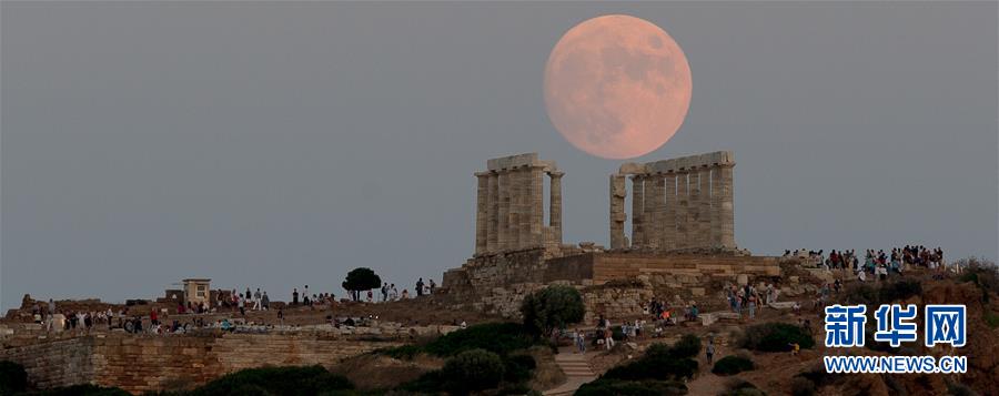 8月2日，月亮从希腊苏尼翁角的波塞冬庙上空升起，蔚为壮观。 新华社发（马里奥斯·罗洛斯摄）