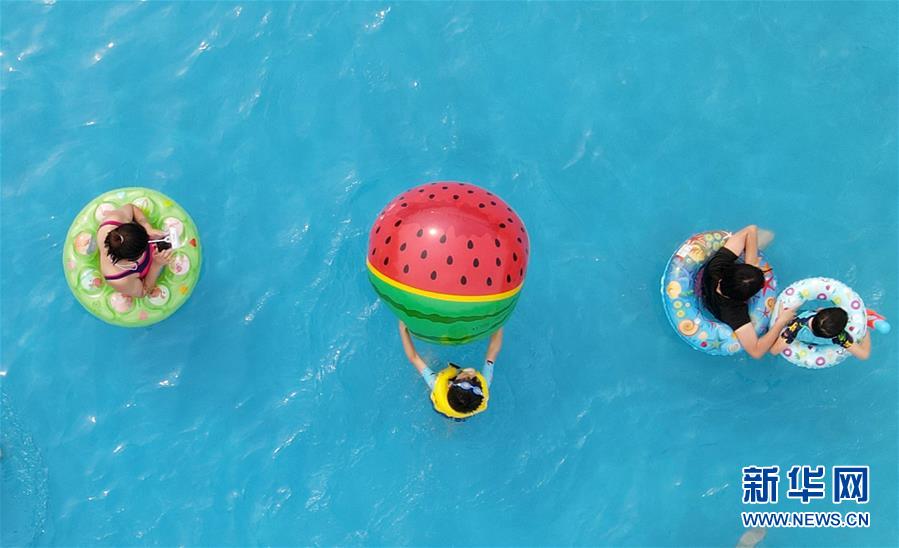 8月2日，游客在江苏省扬州市水上乐园戏水游玩（无人机照片）。 新华社发（孟德龙 摄）