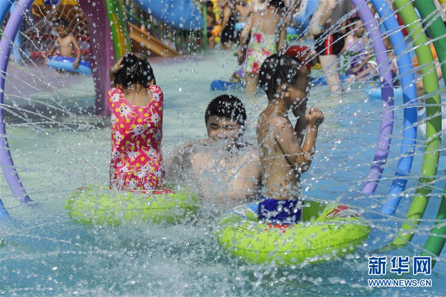 8月2日，小朋友在河北遵化一家水上乐园戏水游玩。 新华社发（刘满仓 摄）