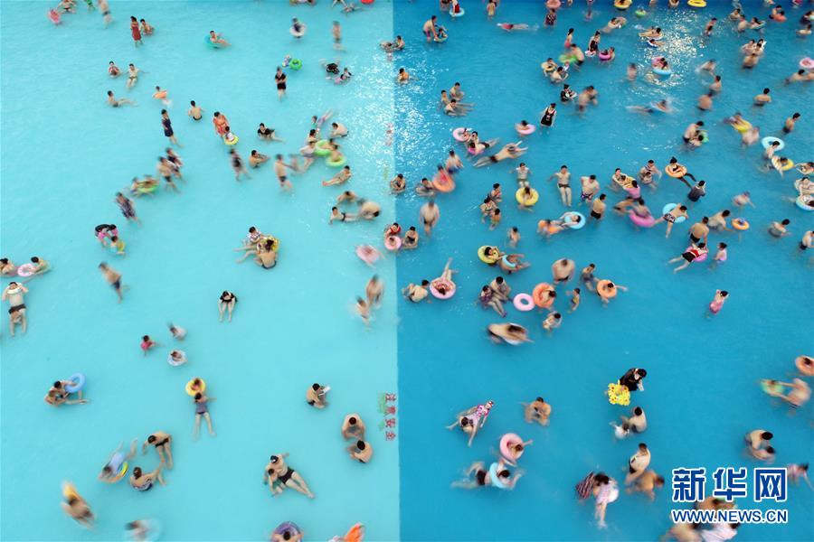 8月2日，游客在江苏常州淹城春秋乐园水世界戏水（无人机照片）。 新华社发（陈暐 摄）