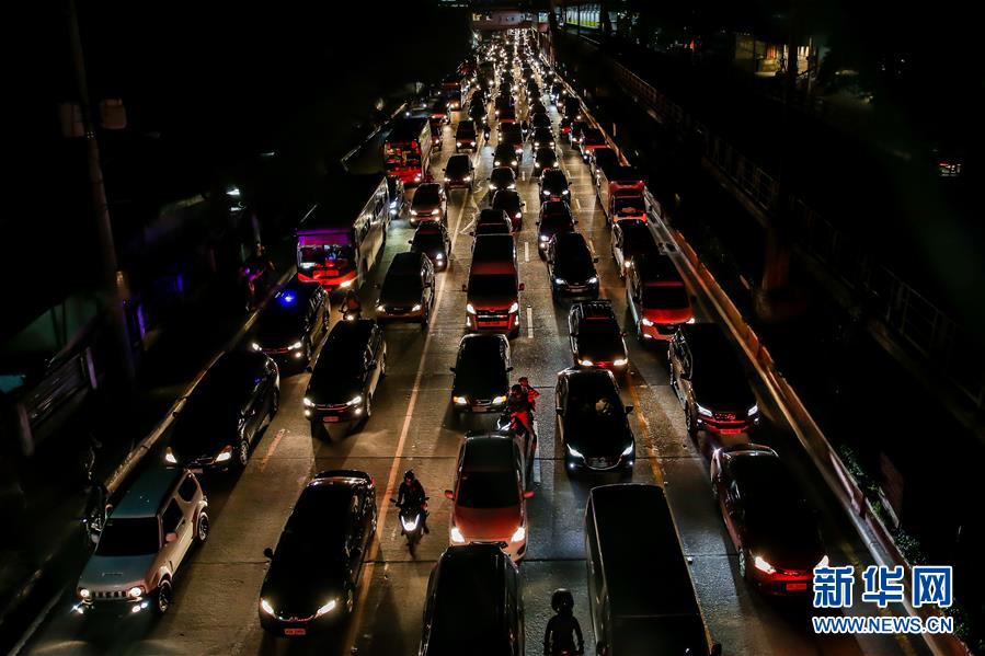 8月3日，因菲律宾重新收紧防疫隔离措施，大量车辆准备驶出大马尼拉地区，造成交通拥堵。 菲律宾政府2日晚间宣布，为了遏制新冠疫情蔓延，该国将从4日起在马尼拉及周边四个省重新收紧防疫隔离措施，为期半个月。上述地区民众外出活动将受到限制，公共交通将再度停运，一些已复工的工商业将部分停工，政府部门将只保留基本人力，其余人员全部在家办公。 新华社发（乌马利 摄）