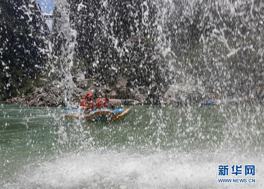  #（社会）（6）湖南张家界： 漂流享清凉