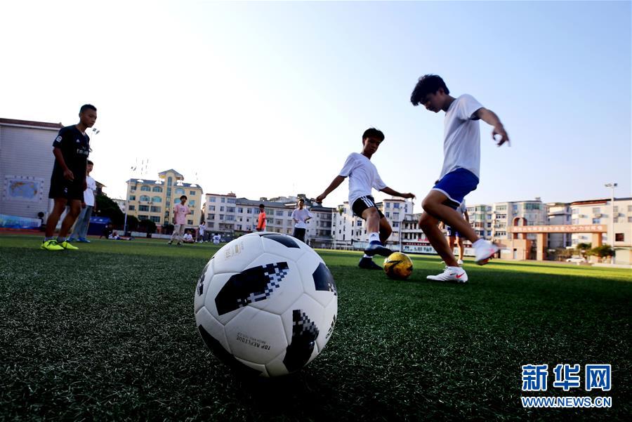 8月4日，孩子们在江西省宜春市靖安三中运动场进行足球对抗锻炼。 暑假期间，江西省宜春市靖安县各地中小学校运动场馆24小时免费开放，并组织体育老师和青年志愿者无偿教学，让孩子们通过体育锻炼“动起来”，在强身健体中丰富假期生活。 新华社发（徐仲庭 摄）