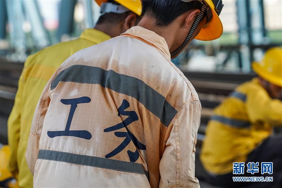 8月6日，桥隧工的工作服在作业时被汗水浸湿。新华社记者 李博 摄