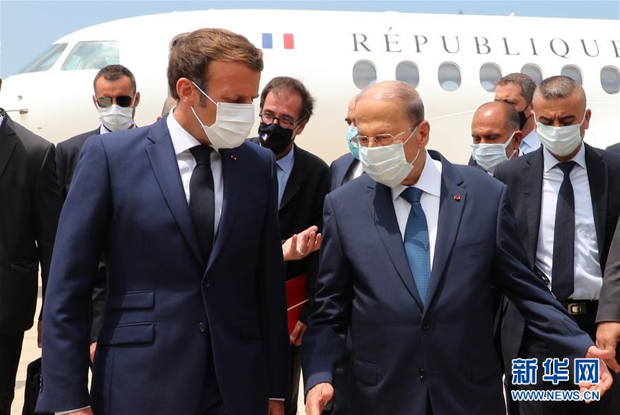 8月6日，黎巴嫩总统米歇尔·奥恩（前右）在贝鲁特的机场欢迎法国总统马克龙（前左）。 法国总统马克龙于6日抵达贝鲁特。黎巴嫩与法国政治和经济关系紧密。马克龙在贝鲁特爆炸发生后与黎巴嫩总统奥恩通电话，表示将向黎方提供援助。 新华社发（黎巴嫩官方摄影机构达拉提和努赫拉供图）