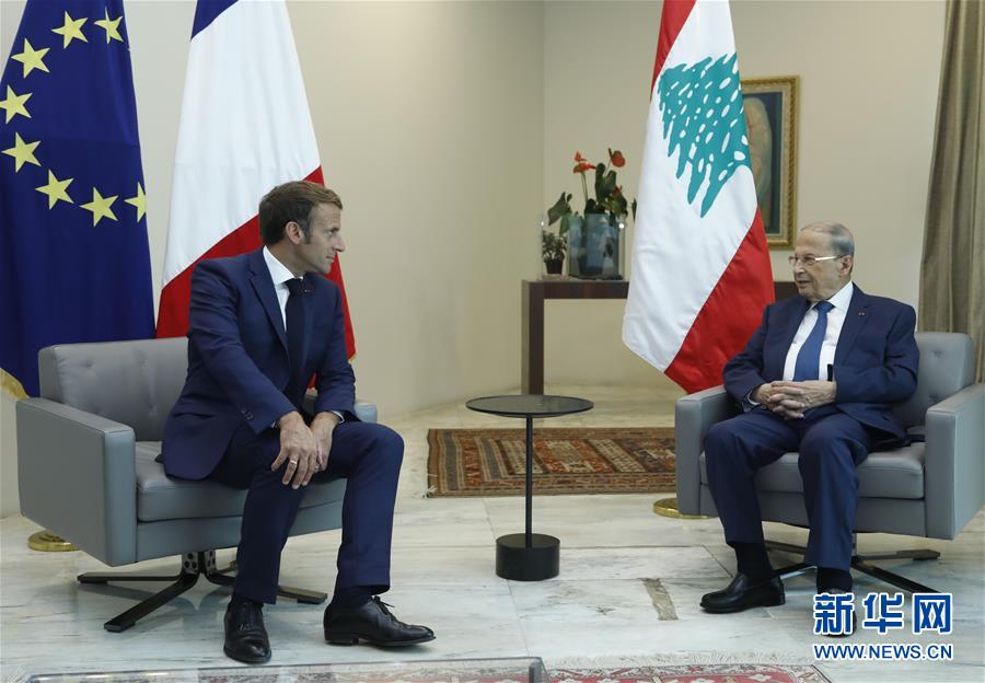 8月6日，在黎巴嫩贝鲁特，黎巴嫩总统米歇尔·奥恩（右）会晤法国总统马克龙。 法国总统马克龙于6日抵达贝鲁特。黎巴嫩与法国政治和经济关系紧密。马克龙在贝鲁特爆炸发生后与黎巴嫩总统奥恩通电话，表示将向黎方提供援助。 新华社发（黎巴嫩官方摄影机构达拉提和努赫拉供图）