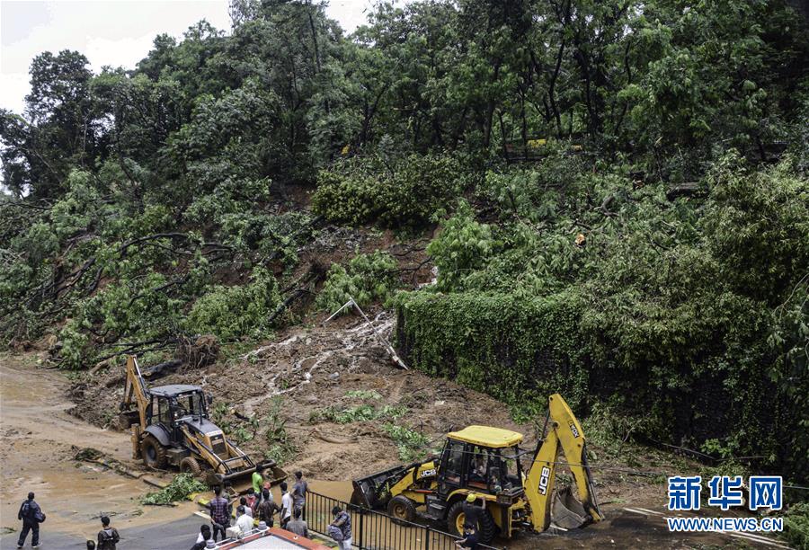 8月6日，在印度孟买，暴风雨引发的滑坡阻断道路交通。 连日来，孟买遭遇暴风雨袭击。 新华社发