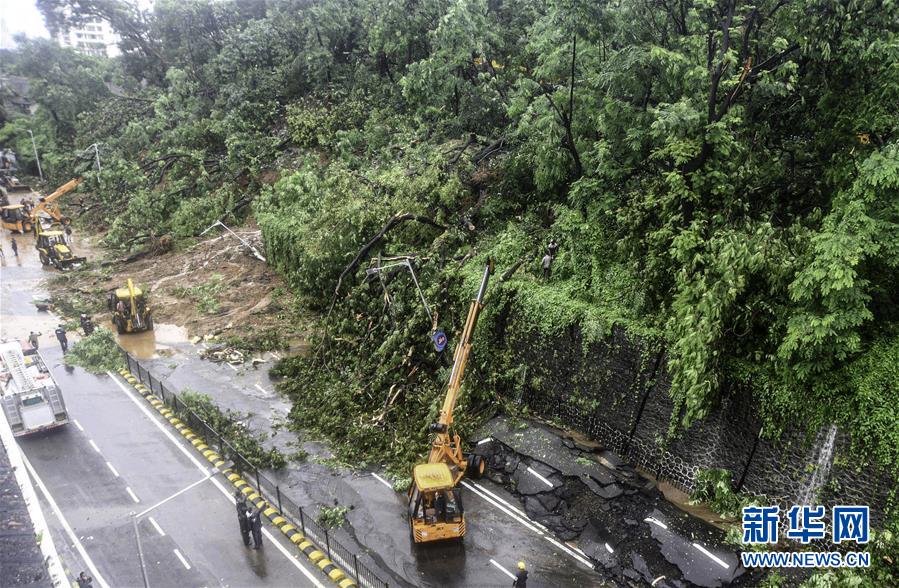 8月6日，在印度孟买，暴风雨引发的滑坡阻断道路交通。 连日来，孟买遭遇暴风雨袭击。 新华社发