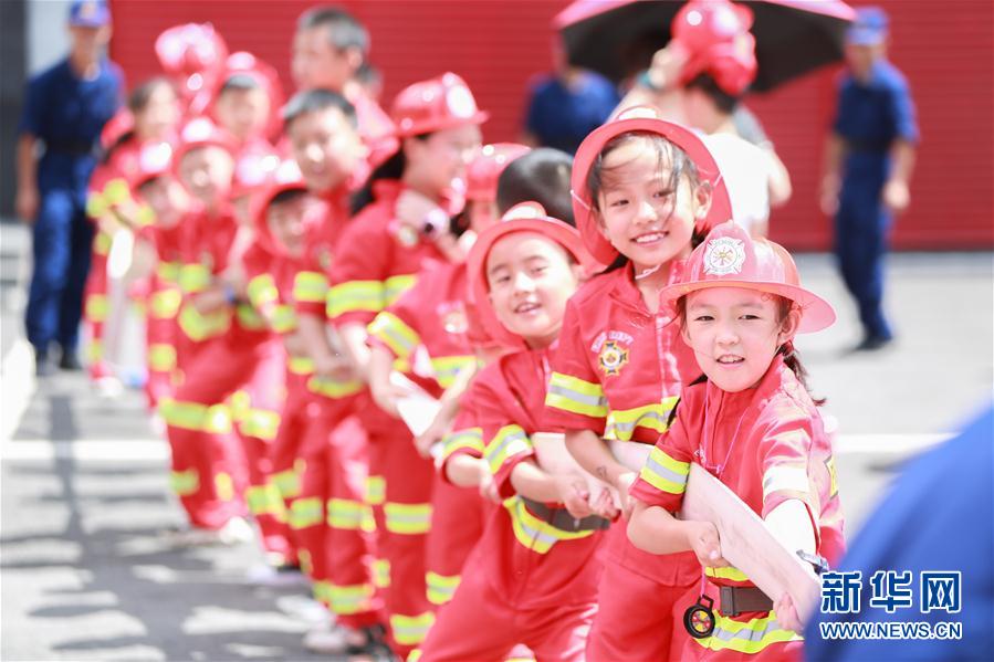 8月6日，学生在毕节市消防救援支队碧阳大道特勤站参加趣味拔河。 新华社发（陈曦 摄）