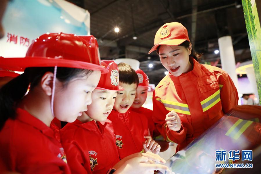 8月6日，学生们在贵州省毕节市科技馆消防科普馆通过火灾隐患查找系统模拟排查家庭火灾隐患。 新华社发（李兴文 摄）