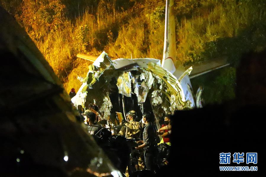 (国际)(1)印度一架客机降落时冲出跑道至少16人死亡